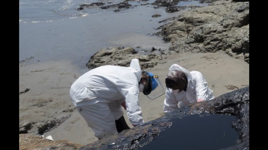 Perú aísla playas tras derrame de petróleo atribuido a erupción en Tonga