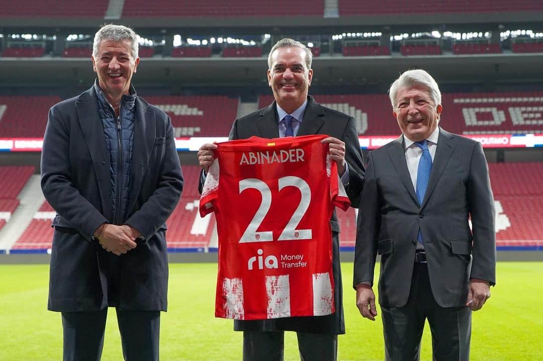 El presidente Luis Abinader recibe una camiseta del club español 