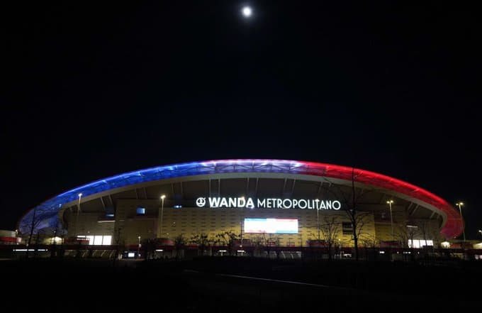 Iluminan el estadio del Atlético de Madrid con colores de la bandera dominicana