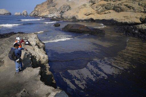 Protesta en Perú por derrame de petróleo tras oleaje por erupción en Tonga