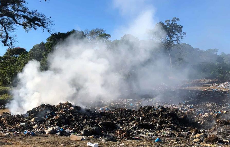 Humo de vertedero de Miches afecta comunidad y zonas turísticas del municipio