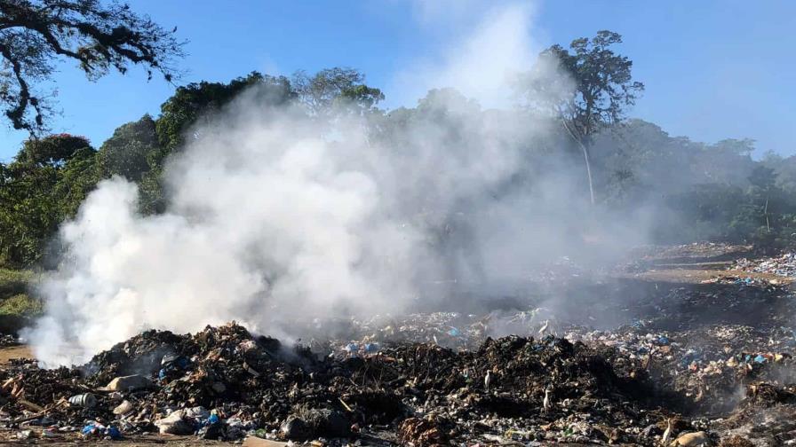 Humo de vertedero de Miches afecta comunidad y zonas turísticas del municipio