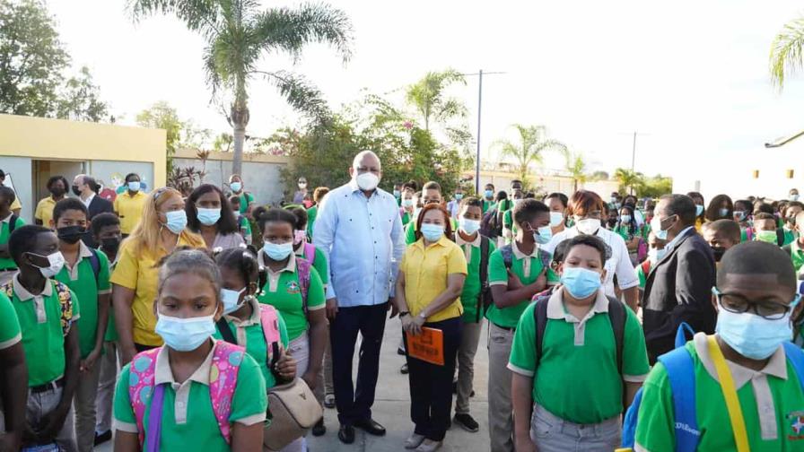 Mayoría de los centros educativos del país impartieron docencia este lunes, según Educación