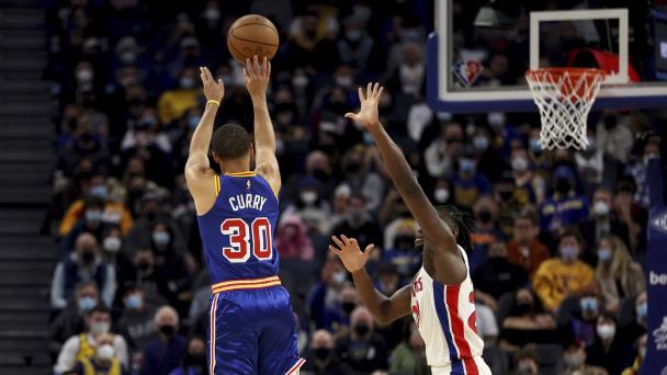 VÍDEO | Curry y Thompson lideran a los Warriors ante los Pistons