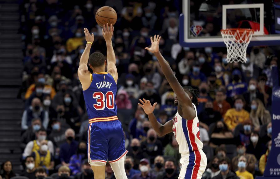 VÍDEO | Curry y Thompson lideran a los Warriors ante los Pistons