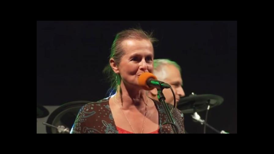 Muere cantante que sin tener ninguna vacuna se contagió voluntariamente de COVID-19