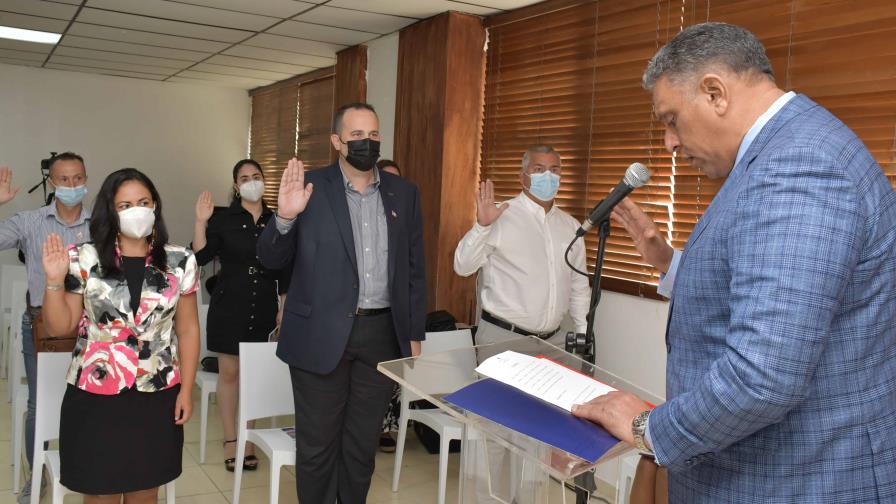 Interior y Policía juramenta a 24 extranjeros como dominicanos Interior y Policía juramenta a 24 extranjeros como dominicanos