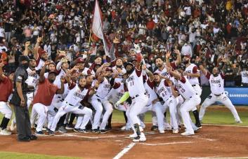 Ozuna dispara jonrón de tres carreras y Gigantes igualan la serie final 1-1 contra Estrellas