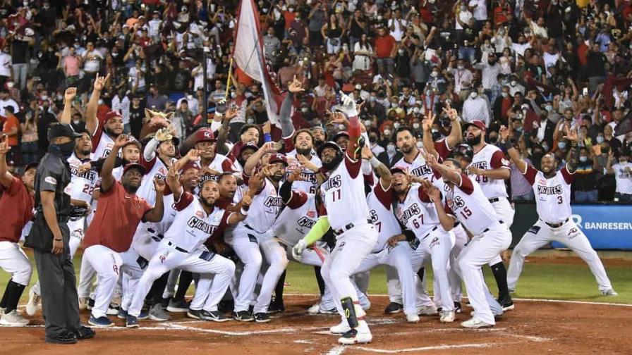 Ozuna dispara jonrón de tres carreras y Gigantes igualan la serie final 1-1 contra Estrellas