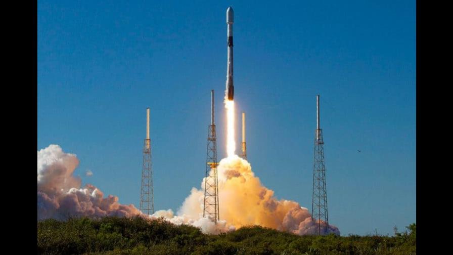 SpaceX lanza al espacio otro grupo de 49 satélites Starlink desde Florida