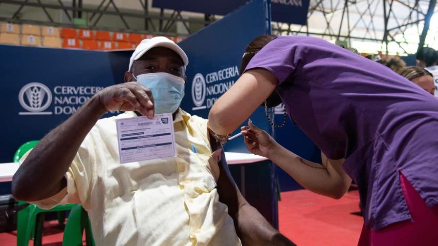 ¿Cuándo debes vacunarte con tu tercera dosis si diste positivo recientemente a COVID-19?