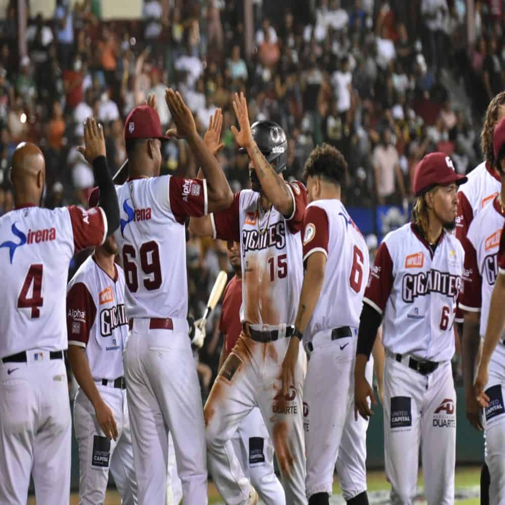 Jugadores de los Gigantes del Cibao celebran el triunfo ante las Estrellas Orientales.