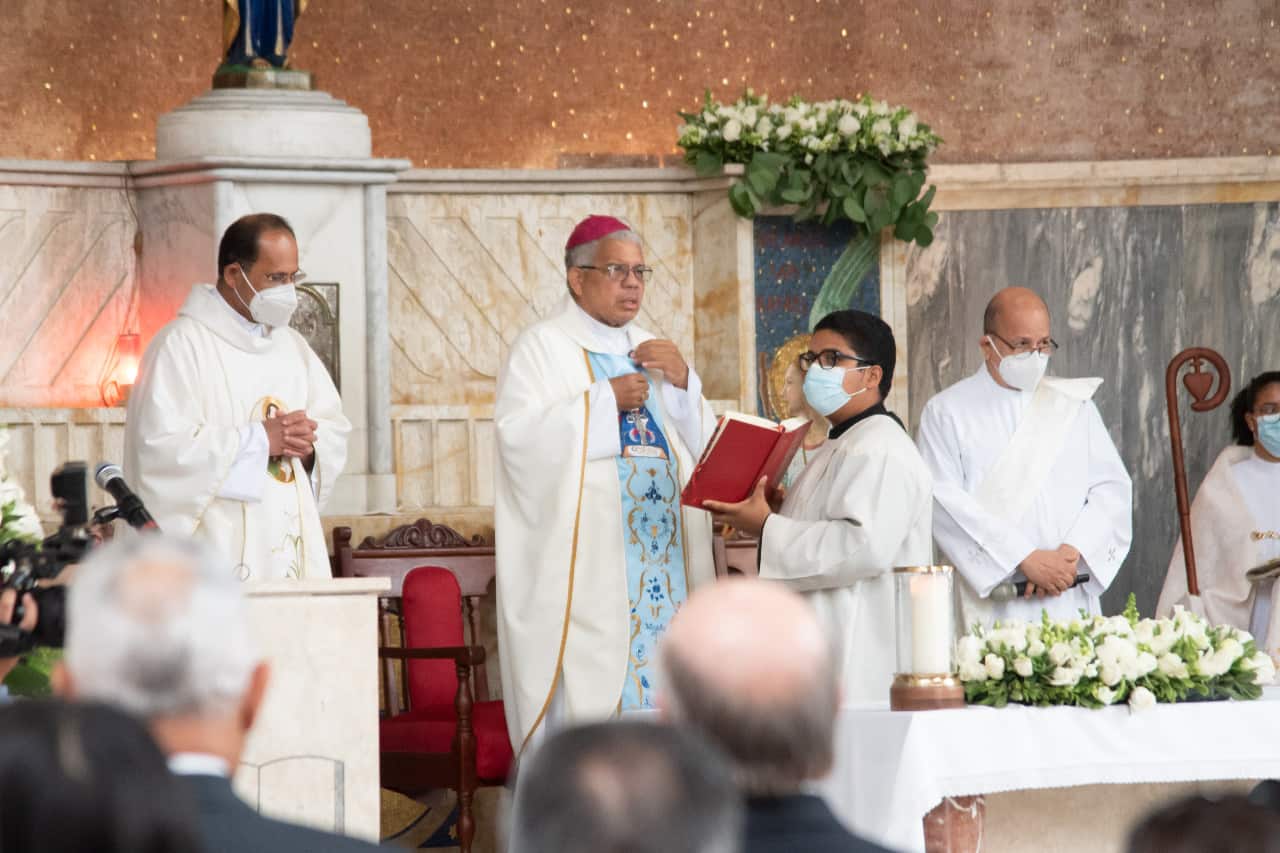 Monseñor Francisco Ozoria Acosta, Arzobispo Metropolitano de Santo Domingo.