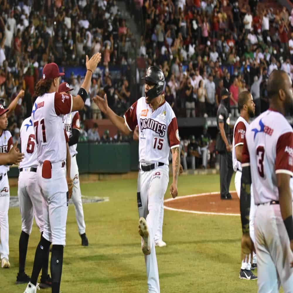 Jugadores de los Gigantes del Cibao celebran el triunfo ante las Estrellas Orientales.