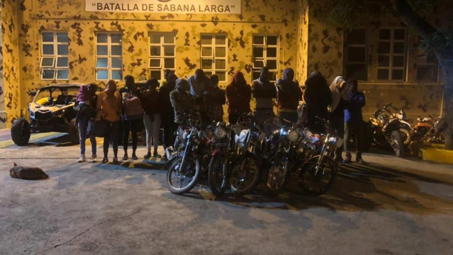 CESFronT detiene 16 haitianos ilegales que se transportaban en motocicletas en Dajabón
