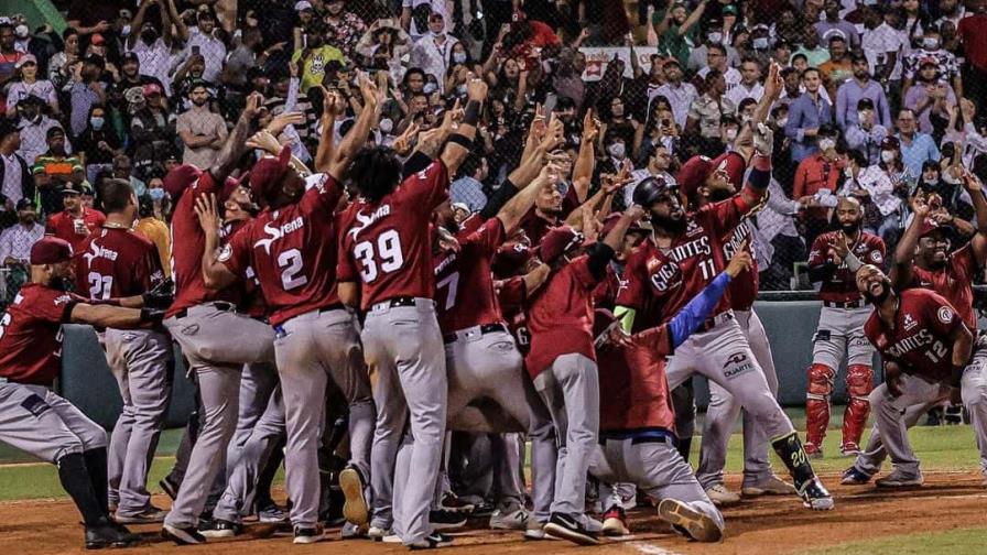 Ozuna y Peguero maltratan a las Estrellas y los Gigantes aventajan en la final