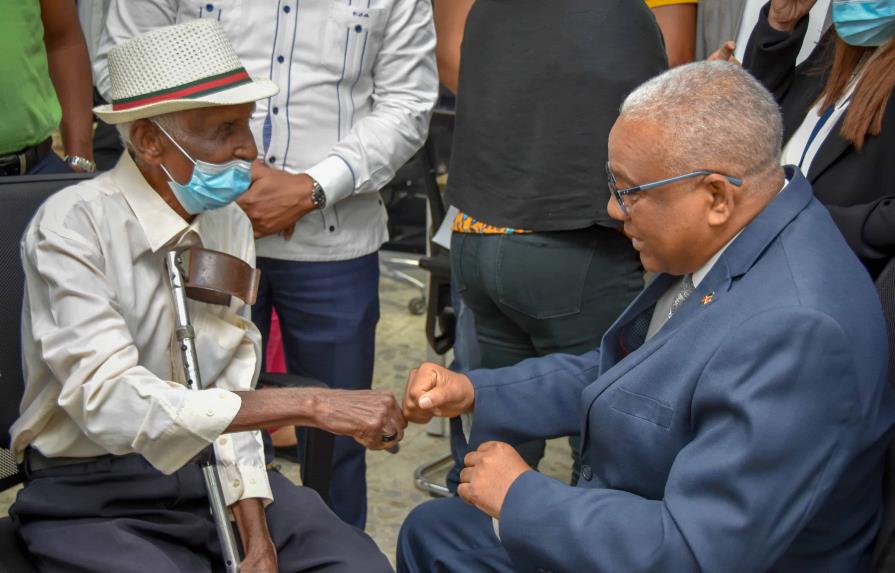 Dirección de Pensiones recibe dominicano de 122 años para incluirlo en nómina