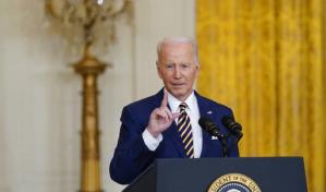 La popularidad de Biden toca fondo al año de mandato