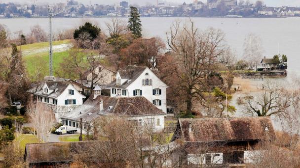 Tina Turner y esposo compran propiedad por $76MM en Suiza