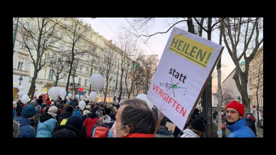 Multas y premios para animar a vacunarse contra el COVID-19 en Austria