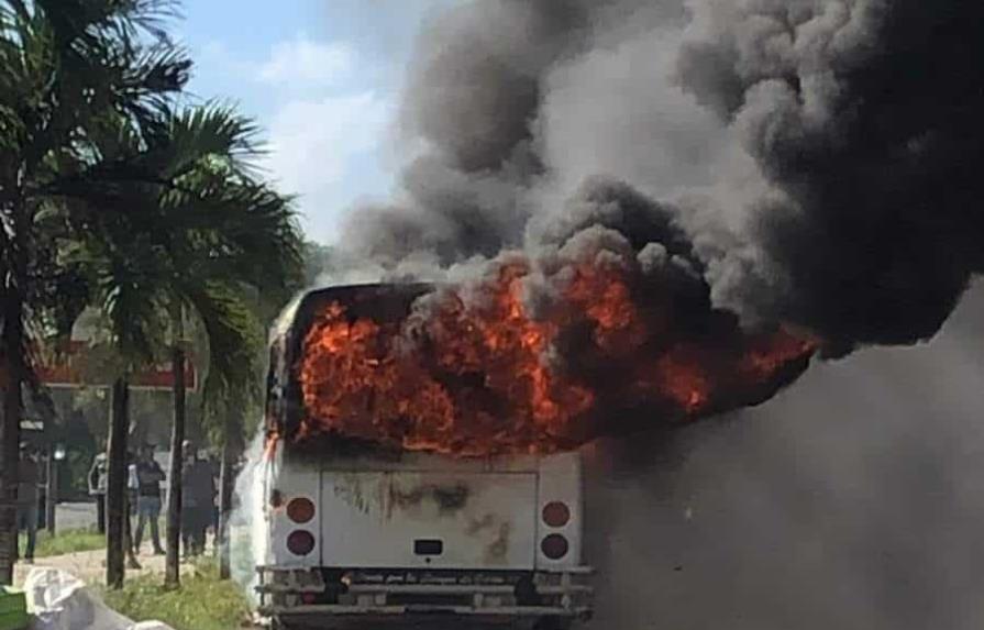 Se incendia autobús de pasajeros en La Romana