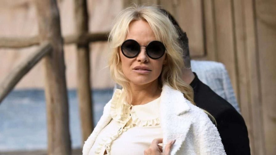 Pamela Anderson se divorcia por quinta vez tras un año de matrimonio