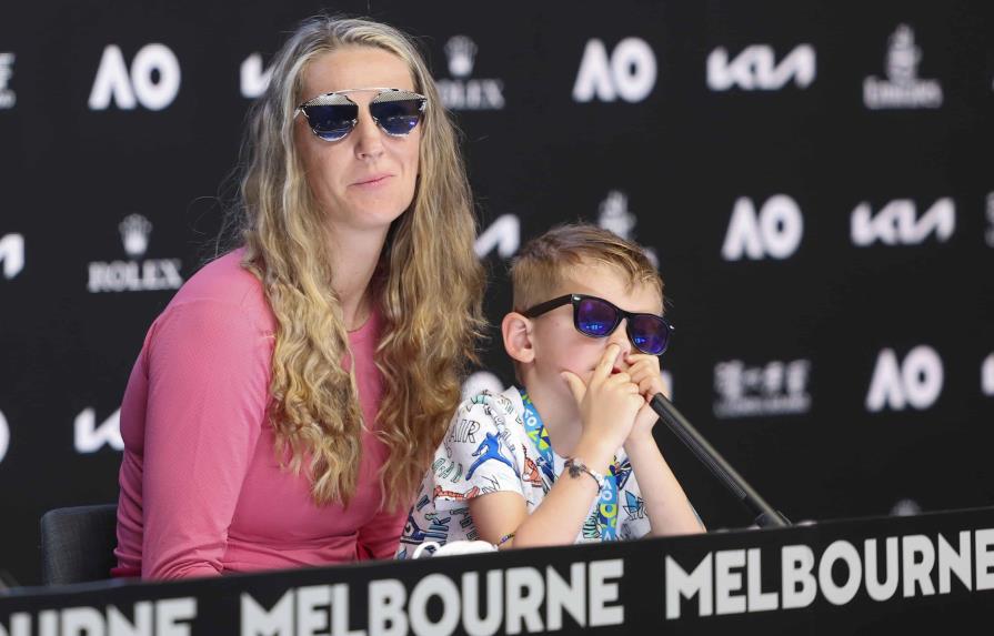 Apoyada por su hijo, Azarenka va a cuarta ronda en Australia