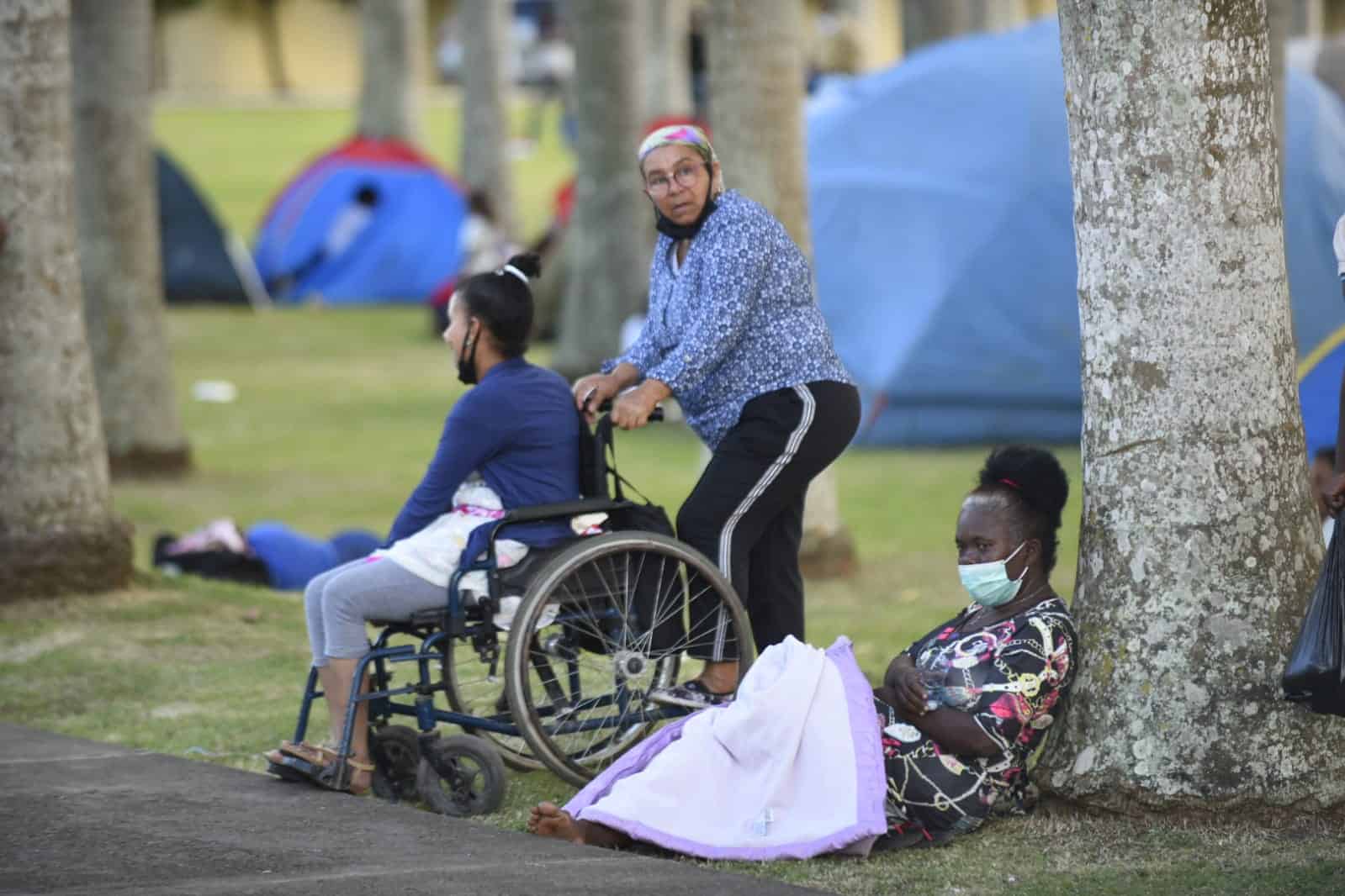 Varias personas dentro de la Basílica de Higüey