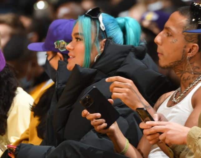 Karol G y su misterioso acompañante en el juego. Fuente externa