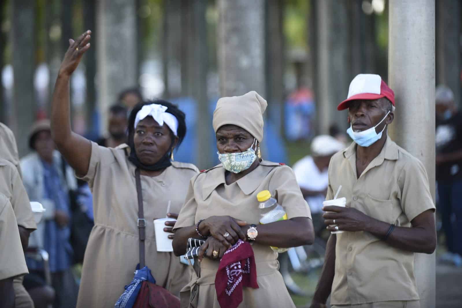 Mujeres con su mascarilla y tarjeta de vacunación entra  a la Basílica de Higüey