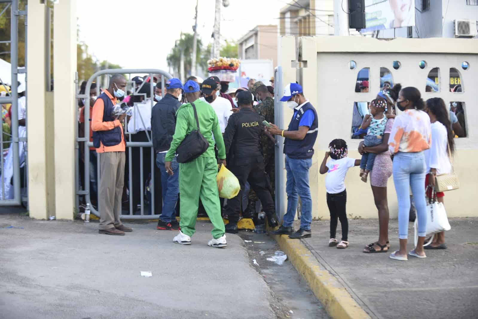 Personas a la espera de que el personal de Salud Pública le permita entrar a la Basílica de Higüey