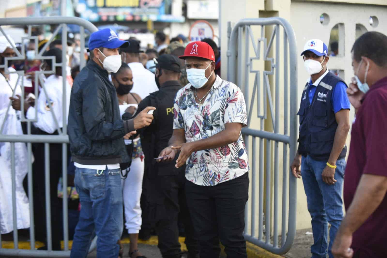 Personal de Salud Pública exigiendo la tarjeta de vacunación para entrar a la Basílica de Higüey