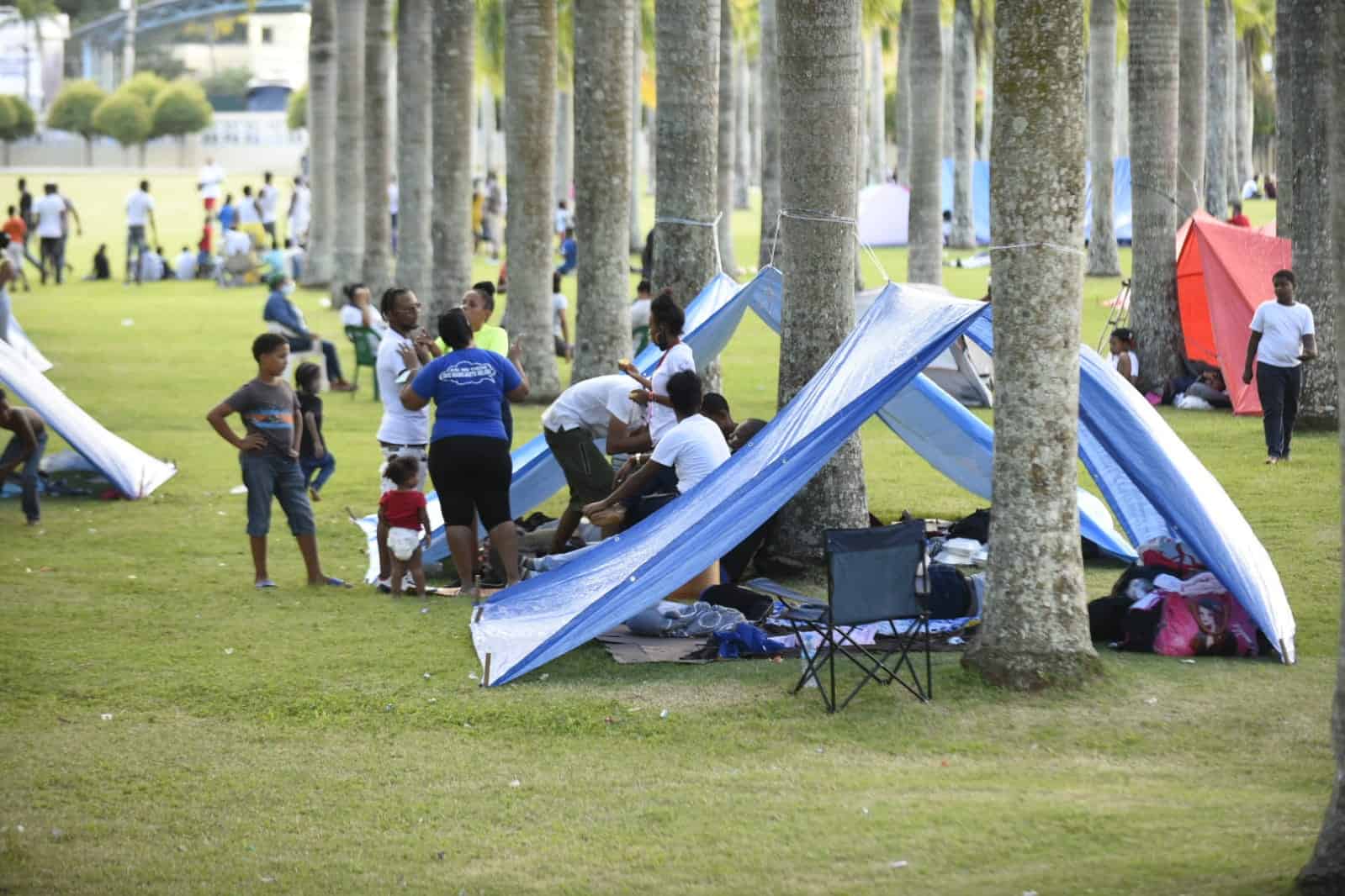 Personas esperan en los alrededores de la Basílica de Higüey