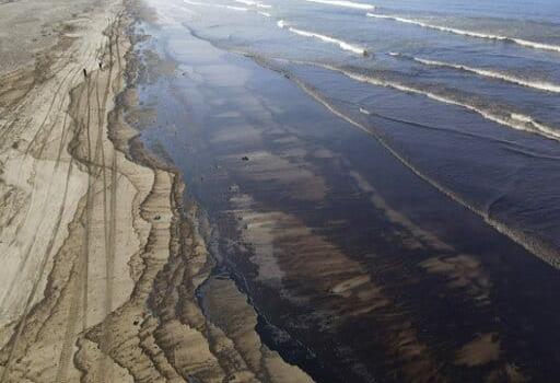 Perú declara emergencia por derrame de petróleo; 21 playas contaminadas