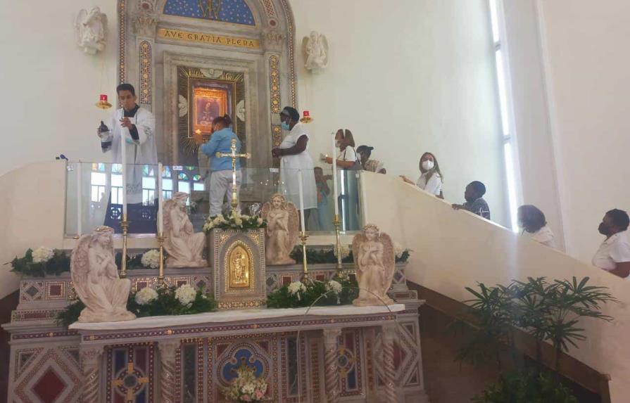 Santuario y Catedral Primada de América se adornan de feligreses para celebrar el Día de la Virgen de la Altagracia