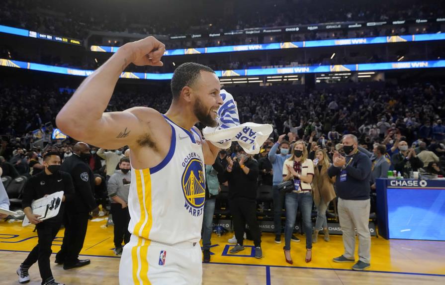 VÍDEO | Warriors vencen a Rockets con tiro ganador de Curry