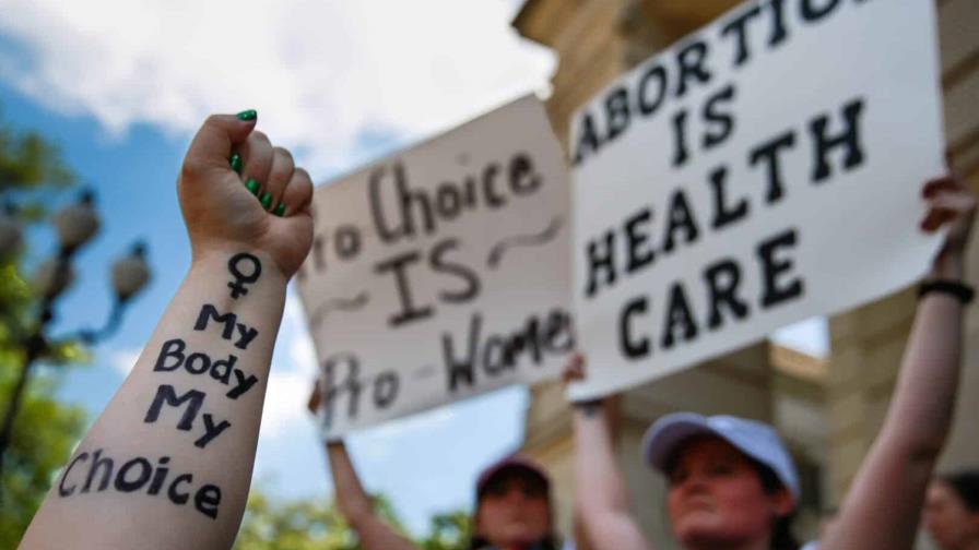 Biden pide apoyar el derecho al aborto en aniversario de histórico fallo