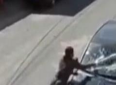 Mujer apresada por destruir con bate vehículo de expareja enfrentaría hasta cinco años de prisión