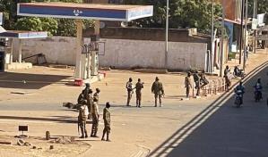 Reportan fuertes disparos en base militar de Burkina Faso