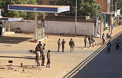 Reportan fuertes disparos en base militar de Burkina Faso