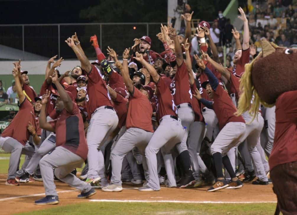 Los Gigantes simulan un selfies, con Marcell Ozuna, a su llegada al plato, luego de conectar jonrón.