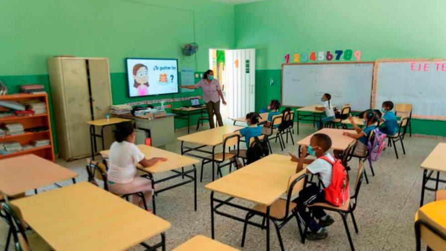 Autoridades contemplarían usar escuelas para vacunar niños de cinco a 11 años