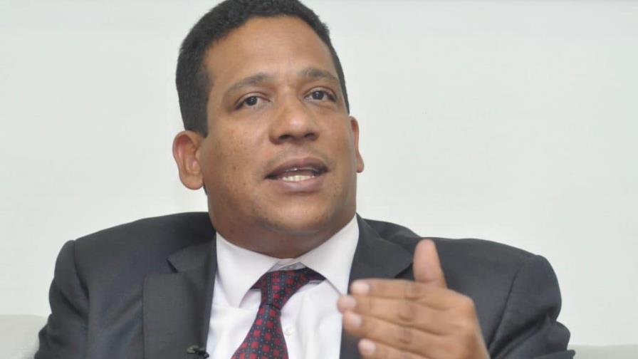Carlos Pimentel afirma a oficial de cumplimiento de Contrataciones Públicas “se la pusieron en China” en el Minerd Carlos Pimentel afirma a oficial de cumplimiento de Contrataciones Públicas “se la pusieron en China” en el Minerd