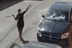 Dictan garantía económica de RD$30,000 a mujer que destruyó a batazos vehículo de expareja en SDE