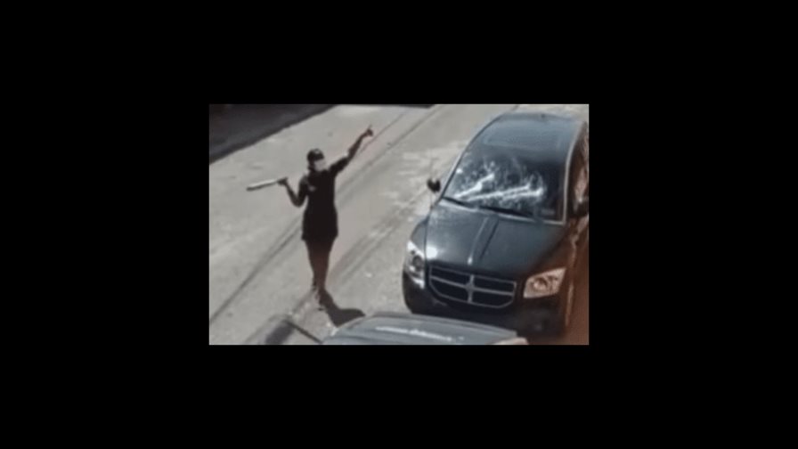 Dictan garantía económica de RD$30,000 a mujer que destruyó a batazos vehículo de expareja en SDE