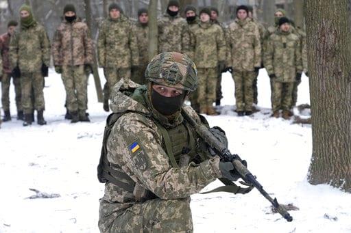 OTAN envía fuerzas al este, Irlanda rechaza maniobras rusas