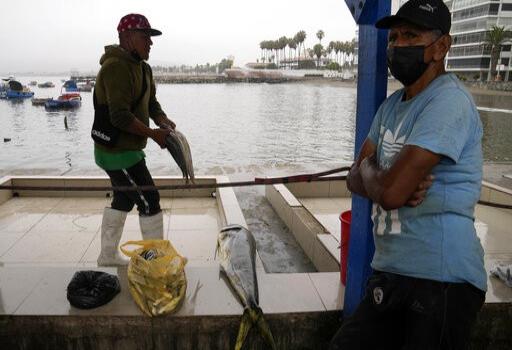 Angustia domina a pescadores tras derrame petrolero en Perú