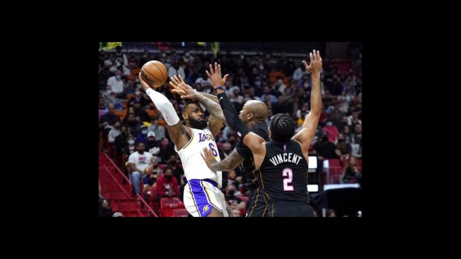 Heat deja escapar ventaja, pero vence a Lakers 113-107 Heat deja escapar ventaja, pero vence a Lakers 113-107