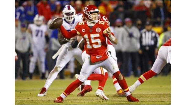 Con aplomo, Mahomes lidera frenético triunfo de los Chiefs