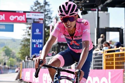 Egan Bernal, campeón del Tour de Francia, estable tras sufrir accidente en Colombia